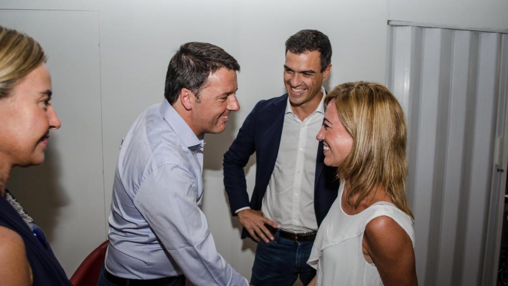 Matteo Renzi saluda a Carme Chacón, entonces secretaria de Relaciones Internacionales del PSOE, con Sánchez de fondo