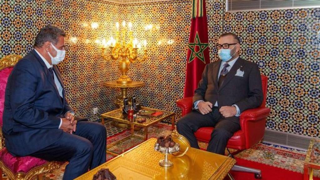 Aziz Akhannouch junto al rey Mohamed VI.