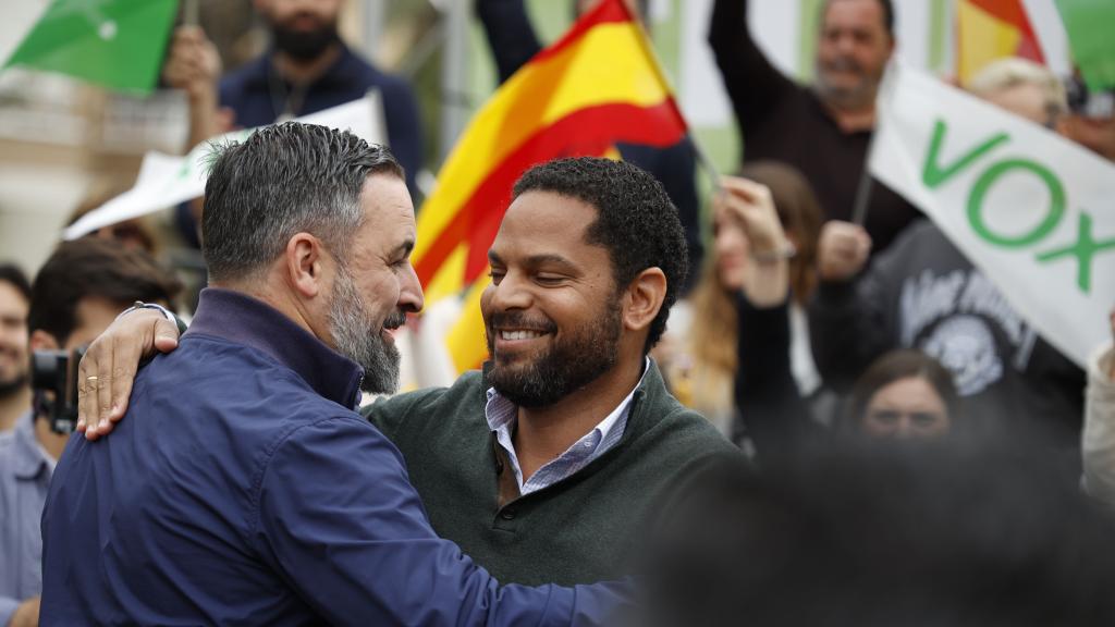 El líder de Vox, Santiago Abascal (i), y el secretario general y candidato a las elecciones catalanas, Ignacio Garriga (d).