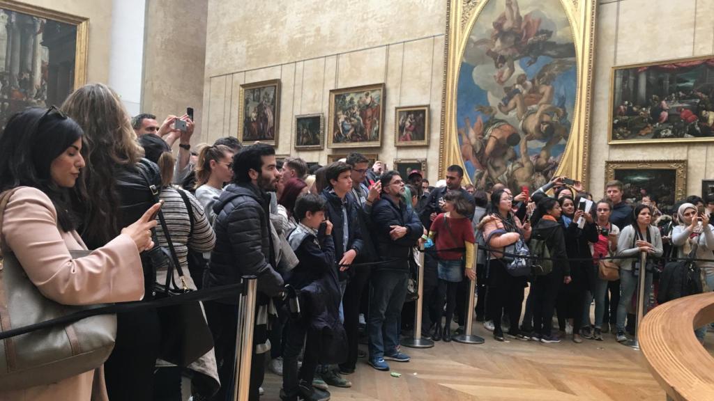 Cientos de visitantes contemplan la Mona Lisa en el Museo del Louvre (París)