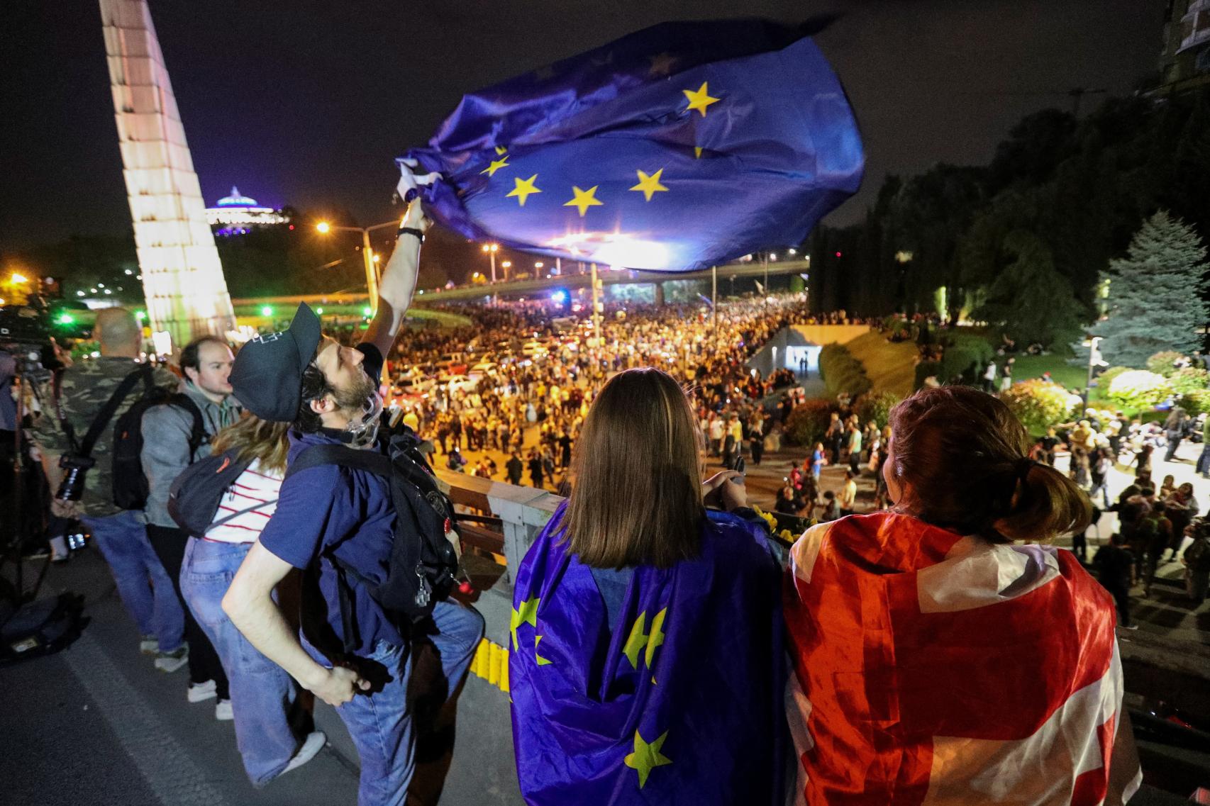 Manifestantes muestran la bandera de la UE y la georgiana en una protesta en Tiflis el 2 de mayo.