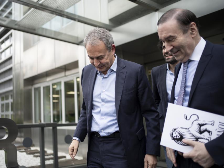 El expresidente Zapatero y Pedro J. Ramírez, tras concluir la entrevista en la redacción de EL ESPAÑOL.
