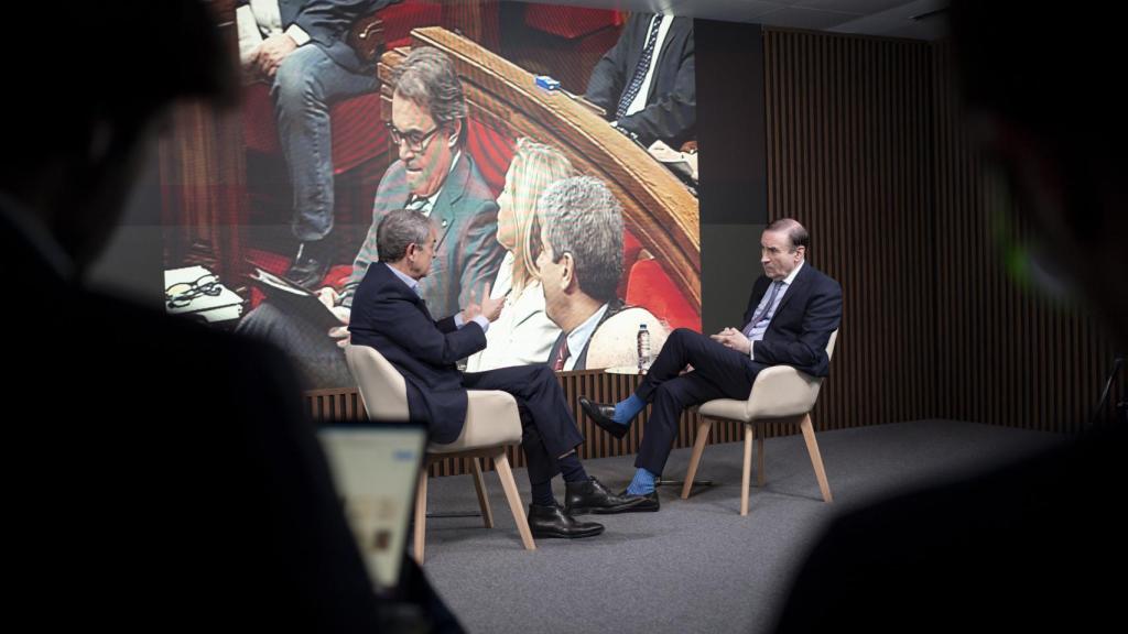 El expresidente Zapatero y Pedro J. Ramírez, en un momento de la entrevista, con una imagen de fondo de Artur Mas en el Parlament.