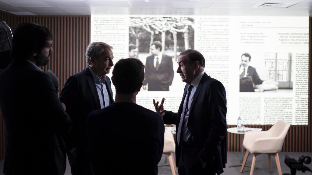 Zapatero y Pedro J. Ramírez dialogan en presencia de Daniel Ramírez y Alberto Prieto tras la entrevista.