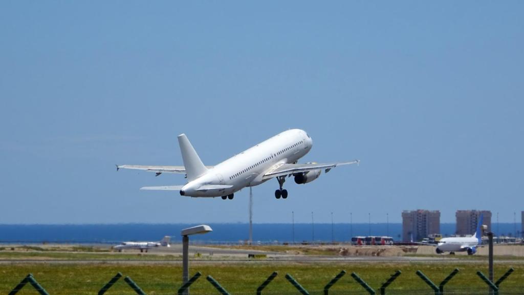 Un avión despegando desde el aeropuerto de Alicante-Elche.