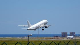 Un avión despegando desde el aeropuerto de Alicante-Elche.