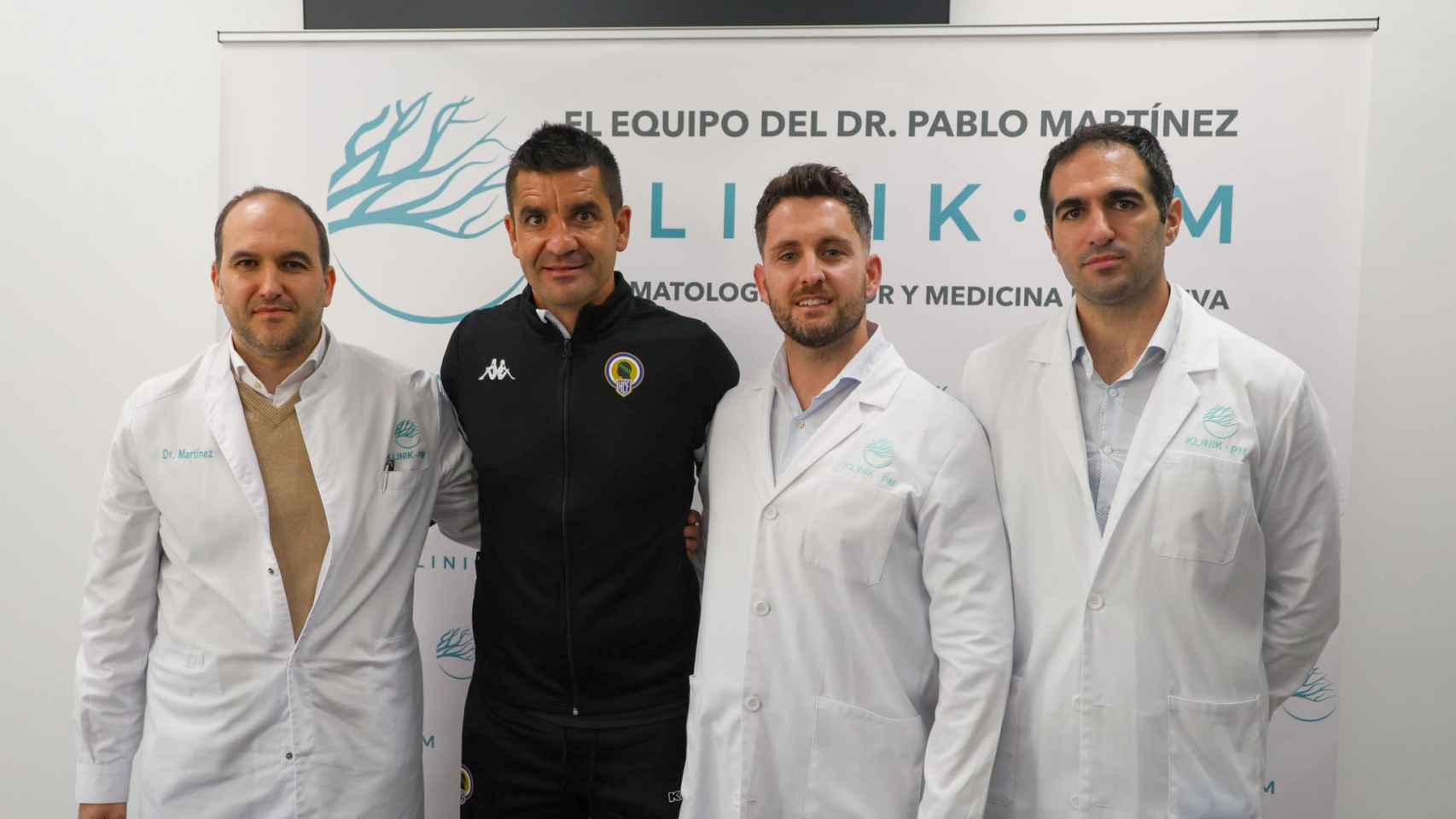 El entrenador Rubén Torrecilla, segundo izquierda, esta mañana en una visita promocional del equipo.