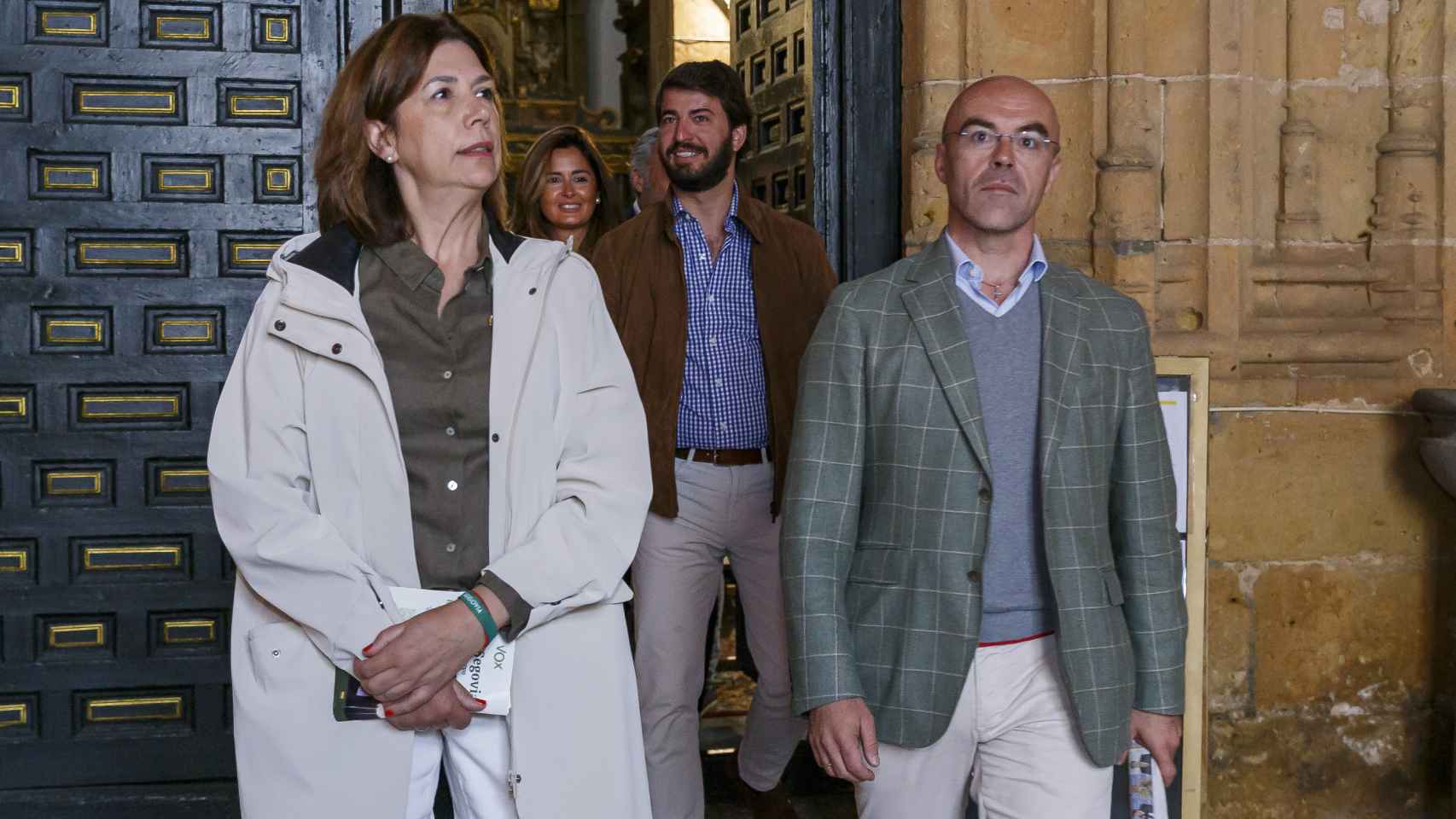 La portavoz de Vox en el Ayuntamiento de Segovia, Esther Núñez, junto al vicepresidente de la Junta, Juan García-Gallardo, y al dirigente de Vox, Jorge Buxadé.