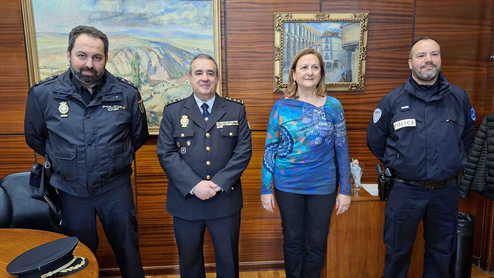 El agente visita a la subdelegada del Gobierno, junto con el comisario jefe de la Policía Nacional en Segovia