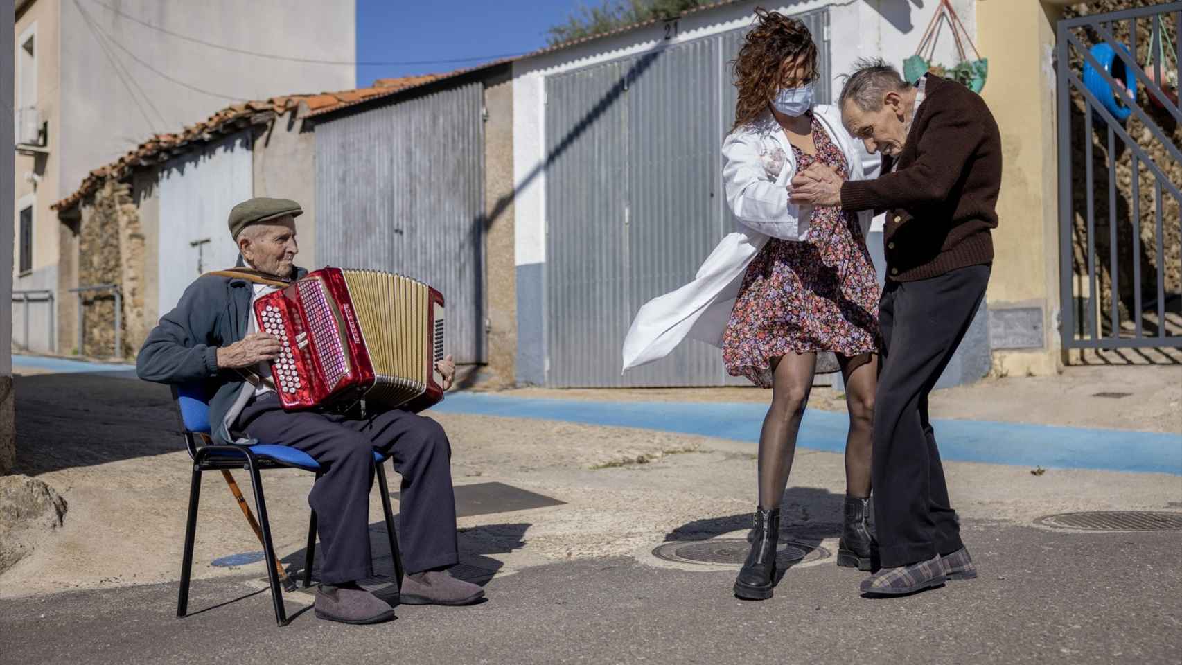 Adiós a las residencias: la  España despoblada  revive con aldeas adaptadas para ancianos como Pescueza