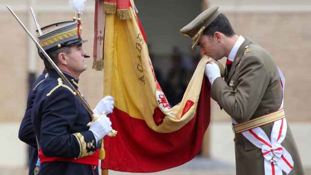 El día que Felipe VI juró bandera por segunda vez. Febrero de 2010.