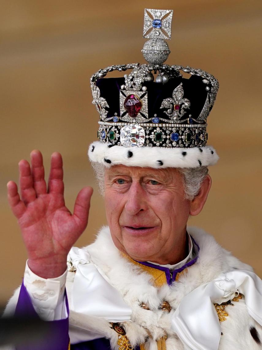 Carlos III tras ser coronado.