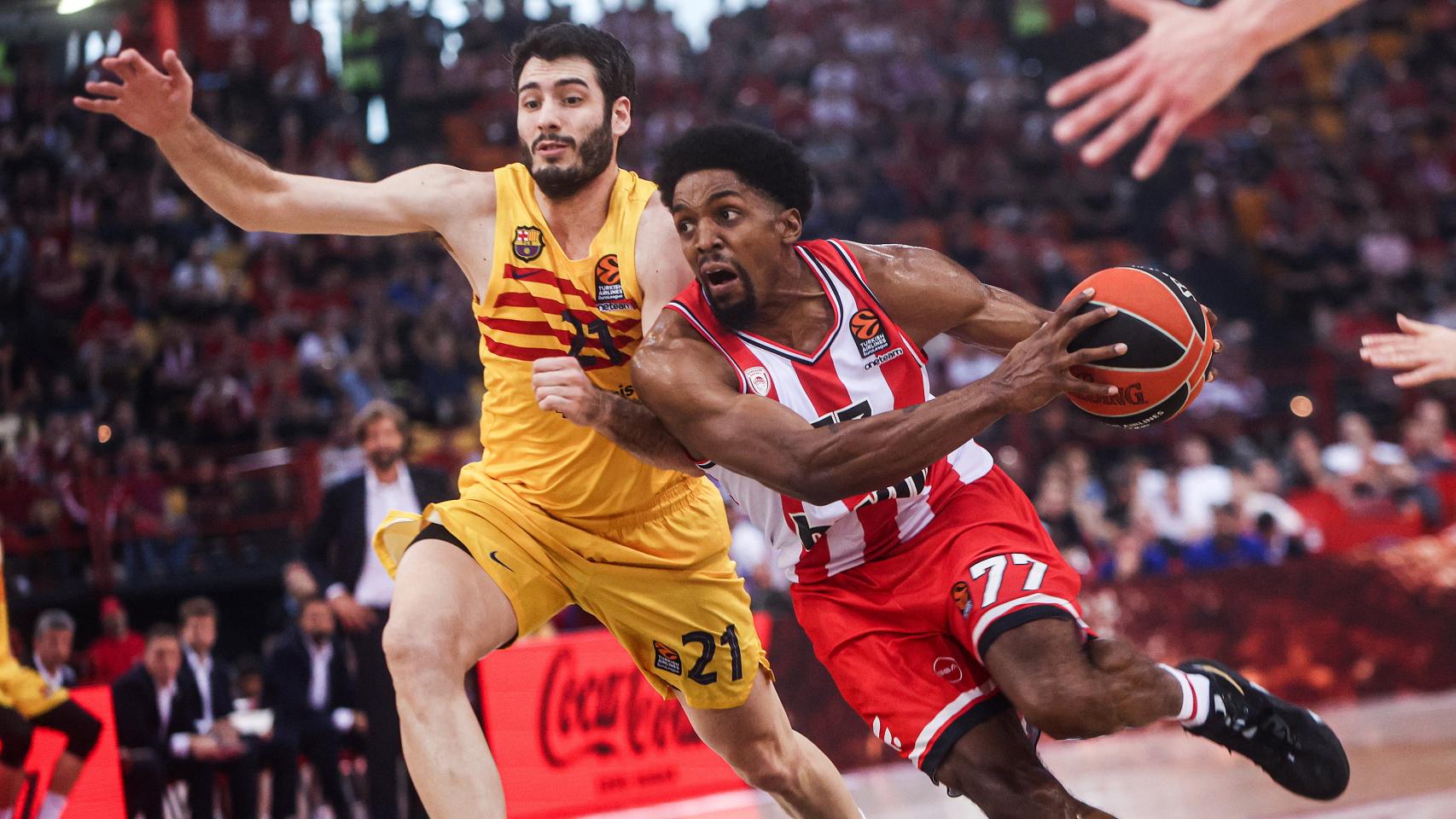 McKissic realiza una entrada a canasta ante la oposición de Alex Abrines.