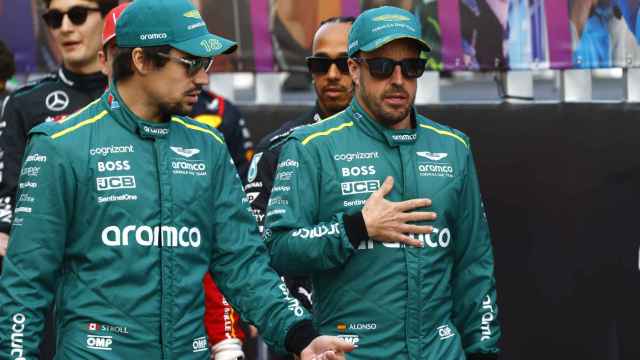 Lance Stroll y Fernando Alonso conversan en el circuito de Baréin