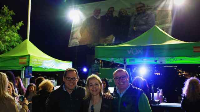 La lona con la fotografía de los cuatro concejales de Vox en Toledo.