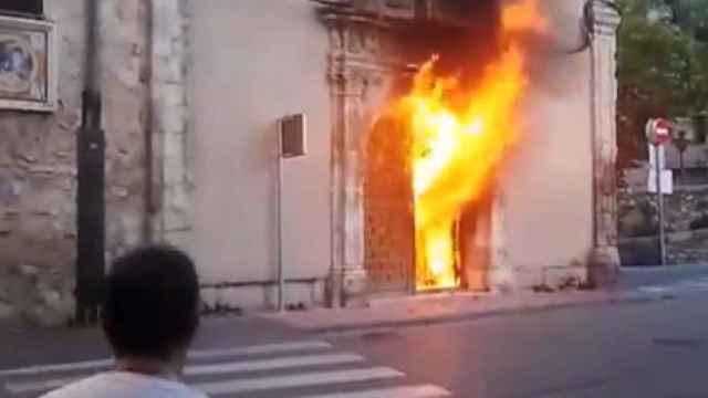 Imagen del acceso al convento de las Concepcionistas envuelto en llamas.