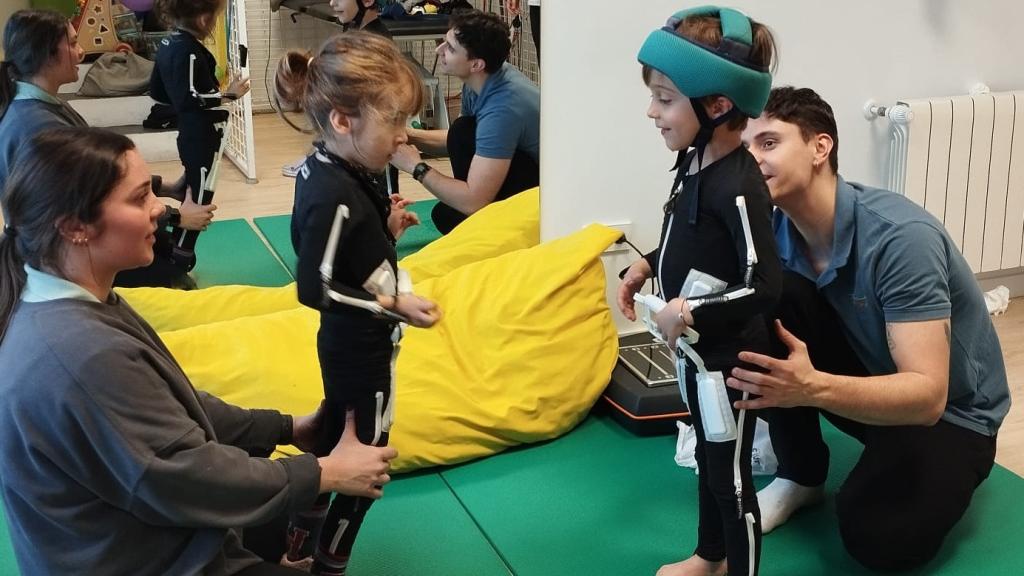 Dos de los niños que participan en el proyecto 'Un traje con superpoderes' en una sesión.