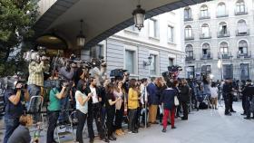 Periodistas en el patio del Congreso de los Diputados.