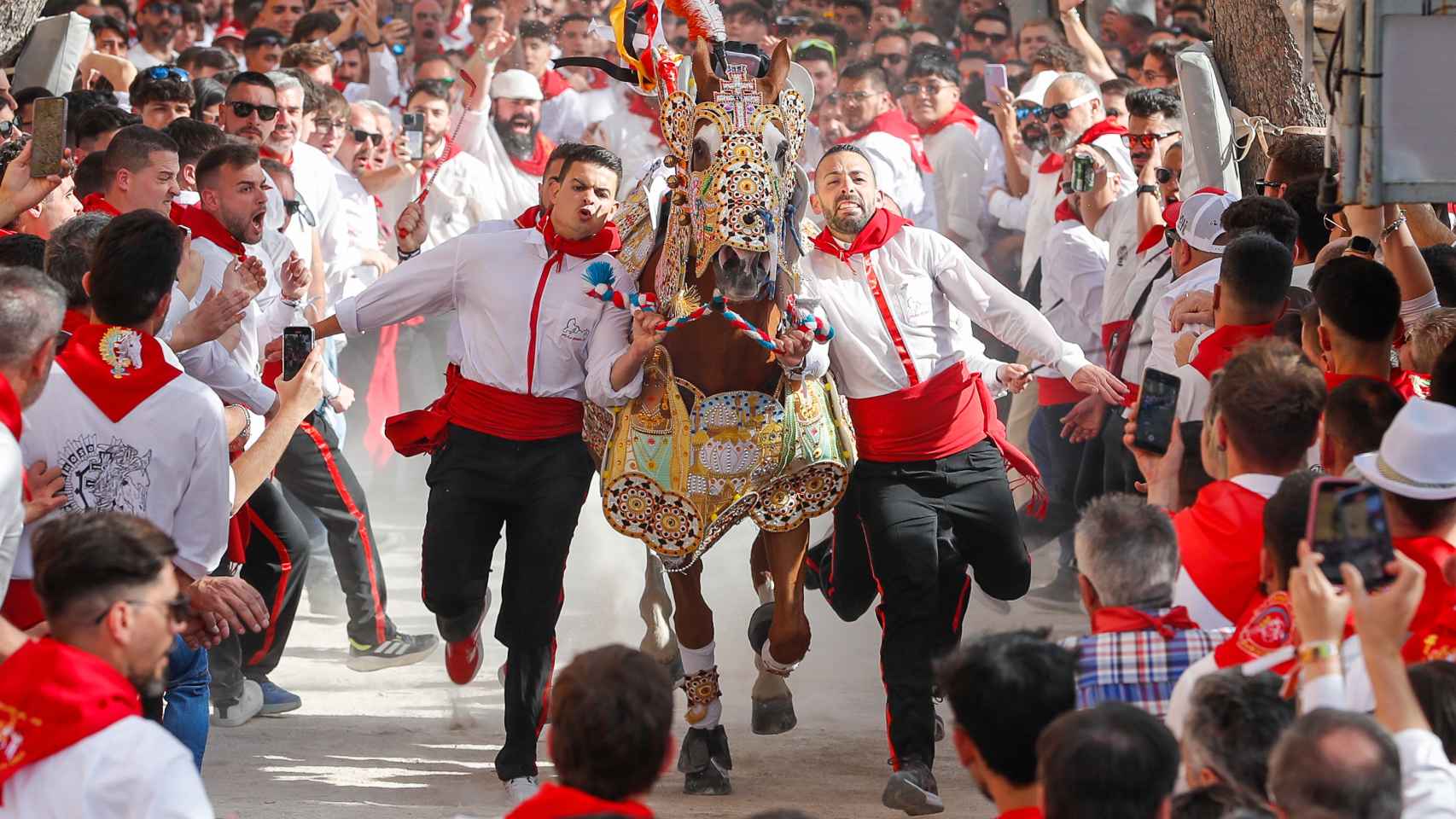 La Peña Retorno, este jueves, alzándose con la victoria en la carrera de los Caballos del Vino 2024 con el equino 'Piropo'.