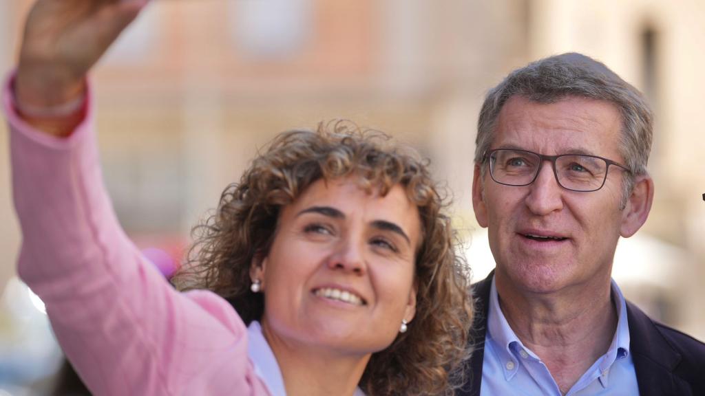 Dolors Montserrat, cabeza de lista del PP en las elecciones europeas, este viernes en Figueras, con Alberto Núñez Feijóo.