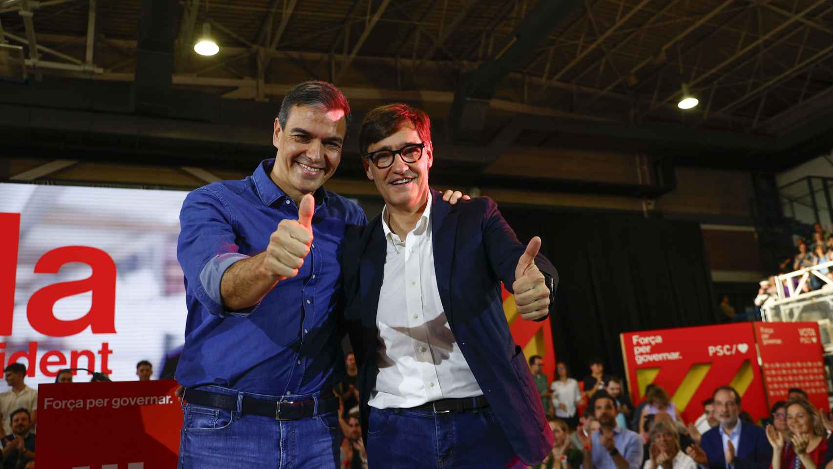 Pedro Sánchez, presidente del Gobierno, en su último mitin del 12-M, en Sant Boi, con Salvador Illa.