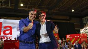 Pedro Sánchez, presidente del Gobierno, en su último mitin del 12-M, en Sant Boi, con Salvador Illa.