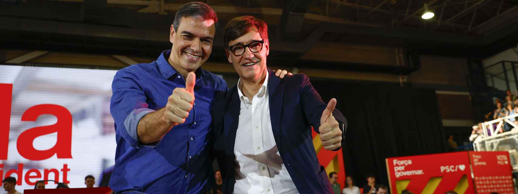 Pedro Sánchez, presidente del Gobierno, en un mitin de la campaña del 12-M, con Salvador Illa, líder del PSC.