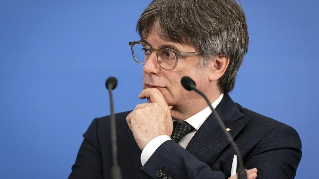 Carles Puigdemont, pensativo en un mitin de campaña del 12-M, en Argelès (Francia).