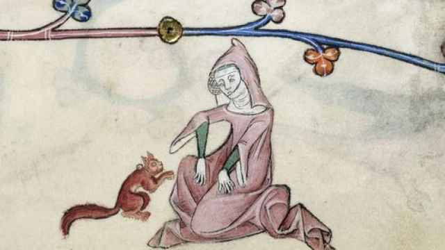 Miniatura de una mujer jugando con una ardilla según un manuscrito del siglo XIV.