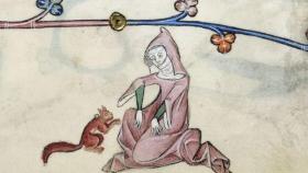 Miniatura de una mujer jugando con una ardilla según un manuscrito del siglo XIV.