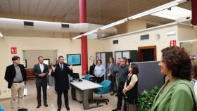 El presidente del Principado, Adrián Barbón, y el consejero de Innovación y Ciencia, Borja Sánchez, durante su visita a Sekuens.