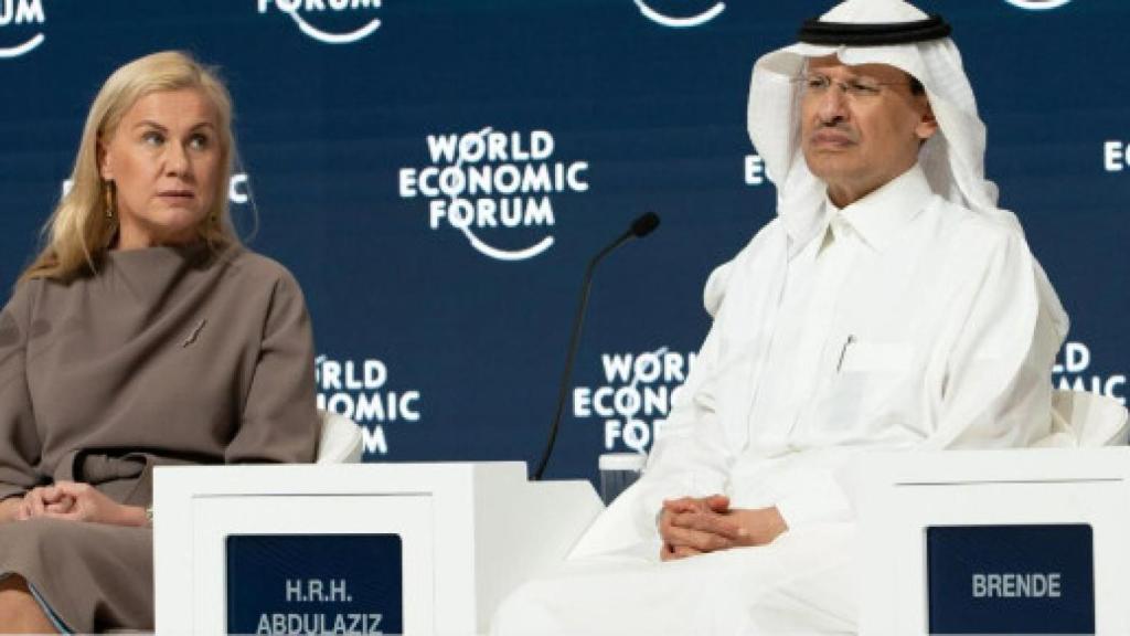 Kadri Simson, comisaria de Energía de la UE, y el Príncipe Abdulaziz Bin Salman Bin Abdulaziz Al Saud, ministro de Energía de Arabia Saudí, intervienen en un panel