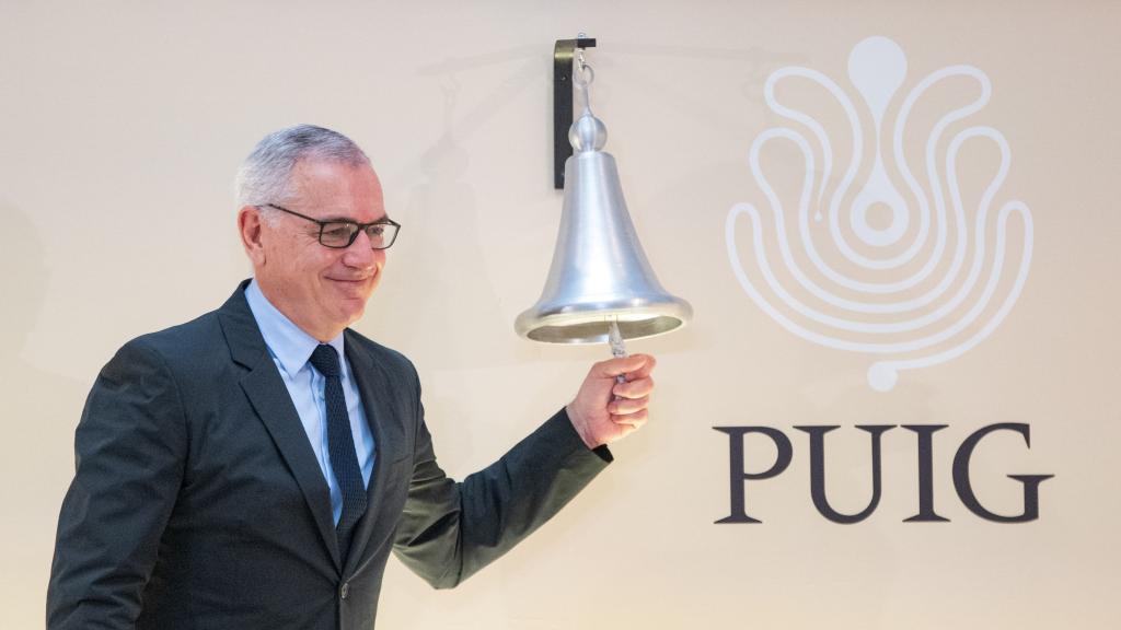 Marc Puig toca la campana en la salida a bolsa de la compañía Puig.