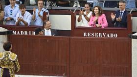 Julián López 'El Juli' dedicándole una oreja a Isabel Díaz-Ayuso en la plaza de toros de Las Ventas, a 30 de septiembre de 2023, en Madrid (España).