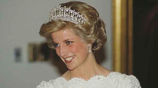 Diana de Gales con una tiara real