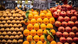 La 'falsa fruta' que todos toman en España sin saber que previene el envejecimiento y unifica el tono de la piel