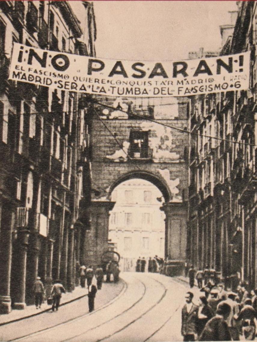 Cartel republicano con el lema ¡No pasarán! en una calle de Madrid.