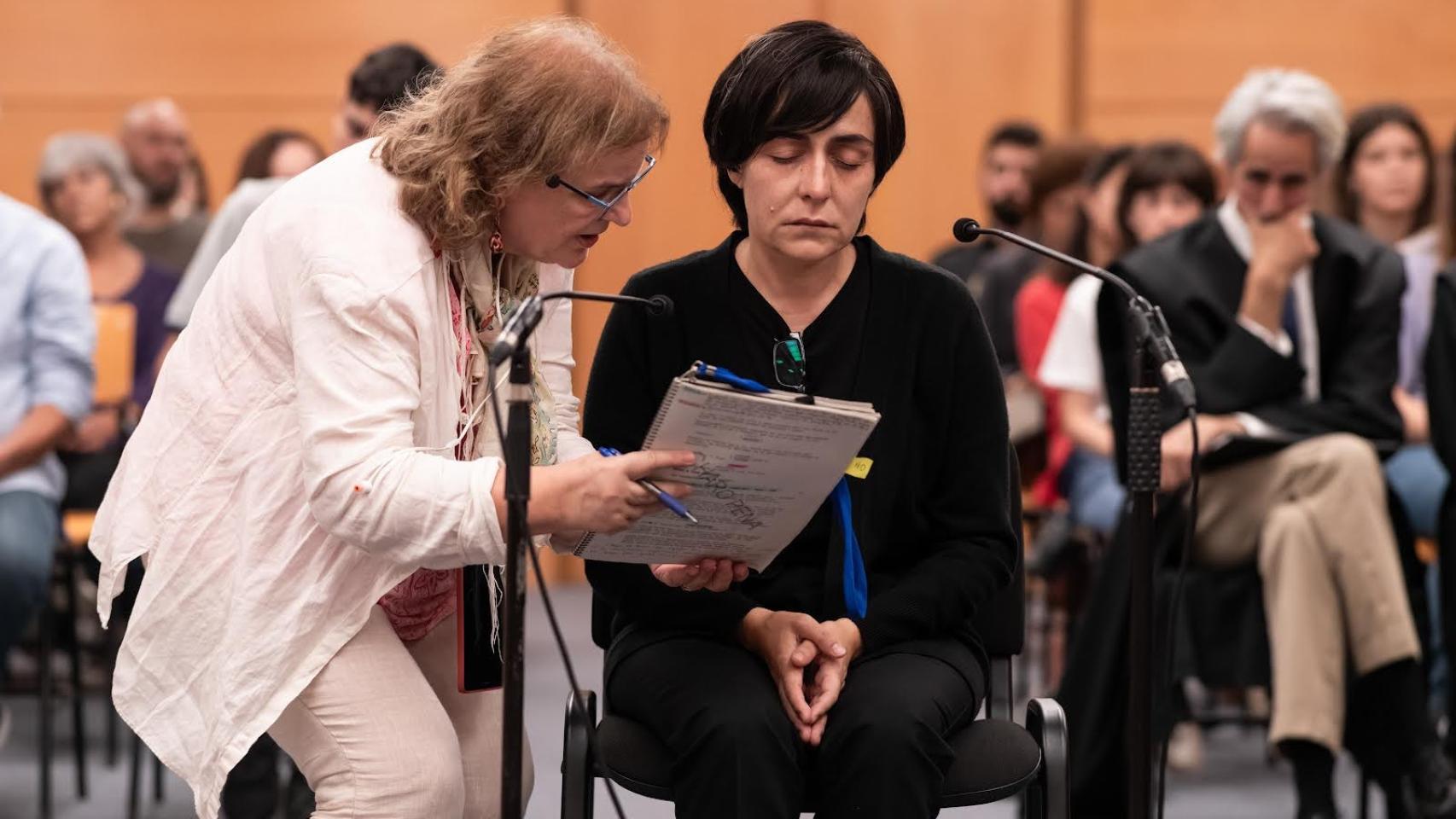 La lingüista Charo Pena, en una imagen del rodaje de 'El Caso Asunta', dando instrucciones a Candela Peña.