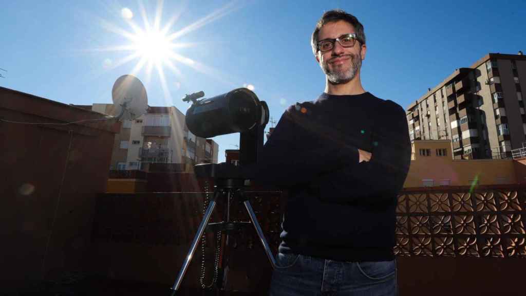 Javier Peralta posando junto a un telescopio.