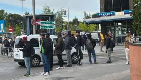 Migrantes hacen fila en la Plaza Elíptica de Madrid esperando a que algún empresario les contrate por horas.