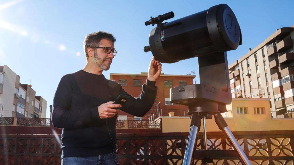 Javier Peralta con un telescopio.