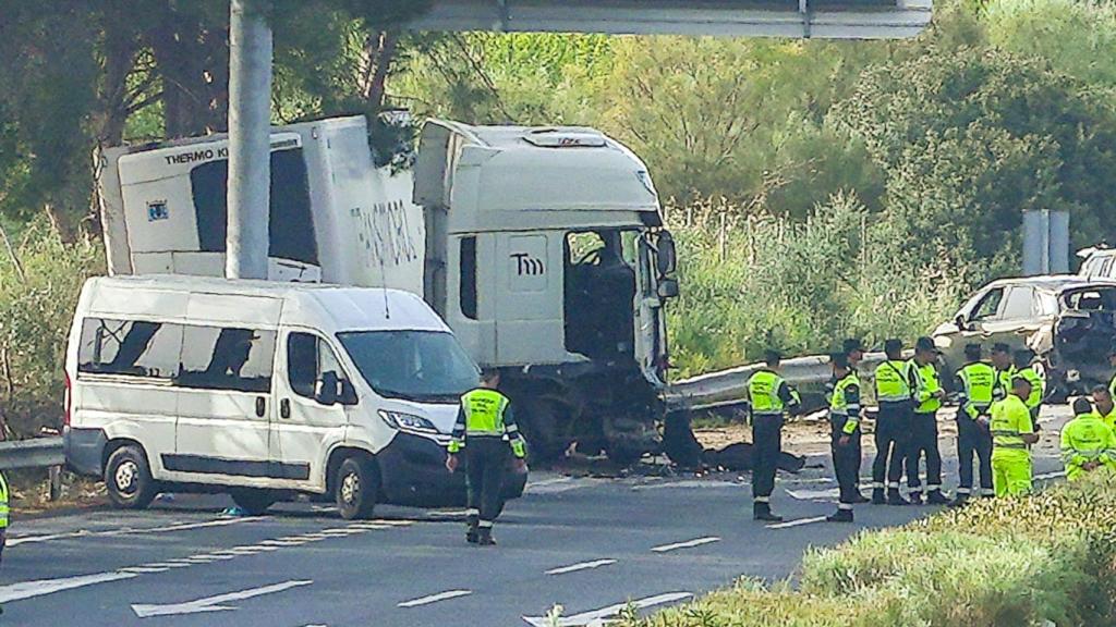 Agentes en el lugar del accidente.