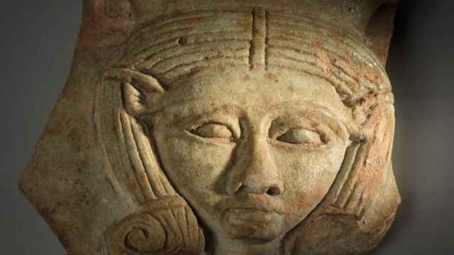 La cabeza de Hathor, diosa del Antiguo Egipto, es una de las figuras de la colección universitaria.
