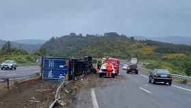 Excarcelada una persona tras volcar con su camión en Melón (Ourense).