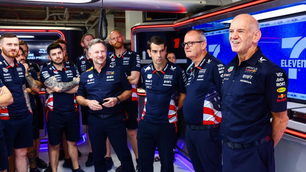 Adrian Newey se despide de los miembros del equipo Red Bull en Miami