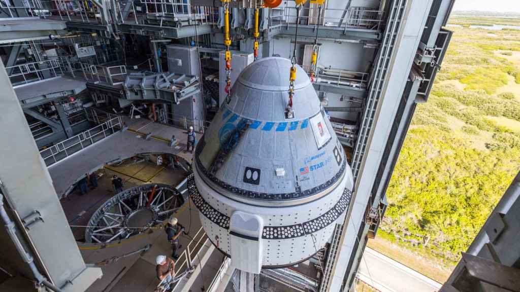 Nave Starliner integrándose en la parte superior del cohete Atlas V