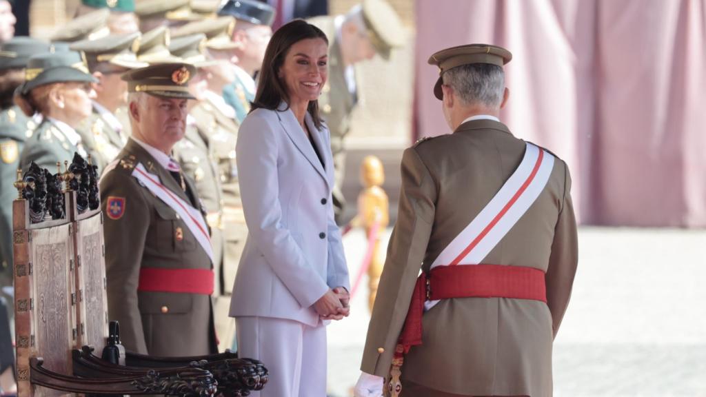 La reina Letizia, mirando al rey Felipe VI tras su jura de la bandera.