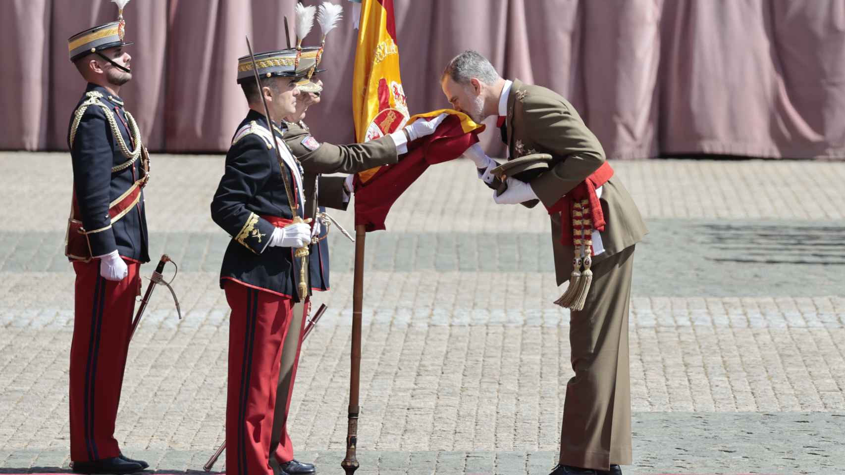Felipe VI renueva su jura de bandera arropado por Letizia y la princesa Leonor en un histórico acto en Zaragoza