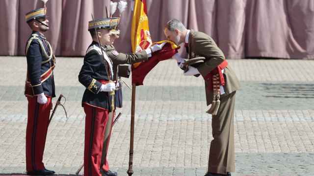 Felipe VI, besando la bandera, este 4 de mayo.