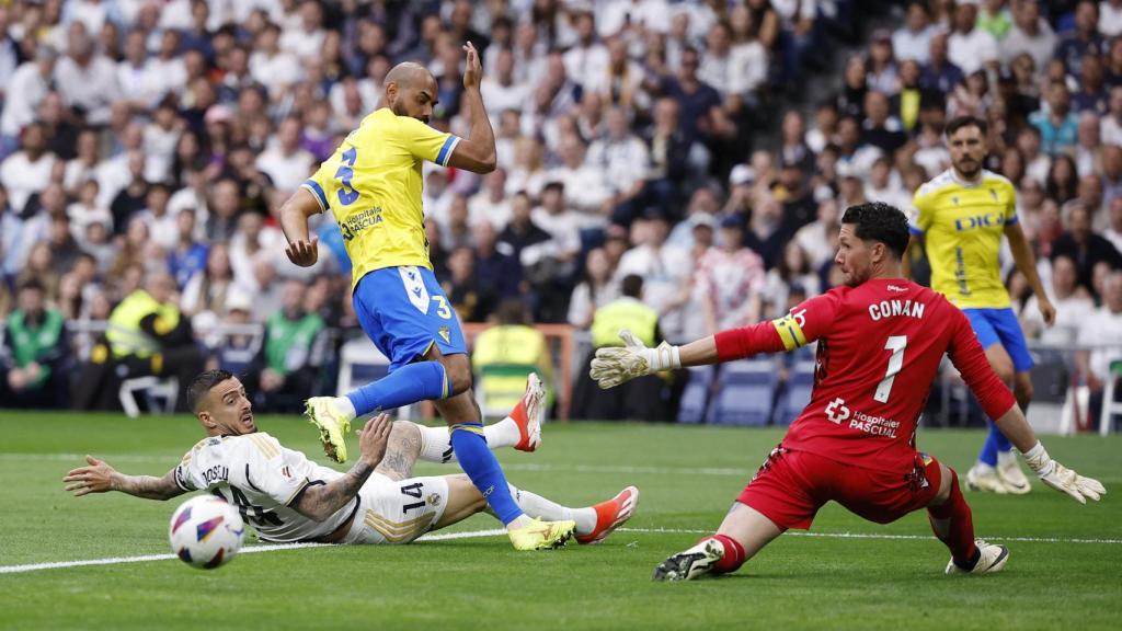 Joselu no llega a rematar un centro frente al Cádiz.